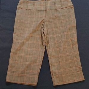 SOLD ELSEWHERE - No boundaries Capri pants sized 9